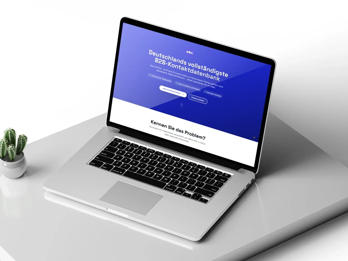 adloc.io auf einem Laptop: Startseite der B2B-Kontaktdatenbank